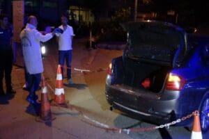 İzmir&rsquo;in Karabağlar il&ccedil;esinde, polis ekipleri &ccedil;alıntı olduğu değerledirilen bir otomobili