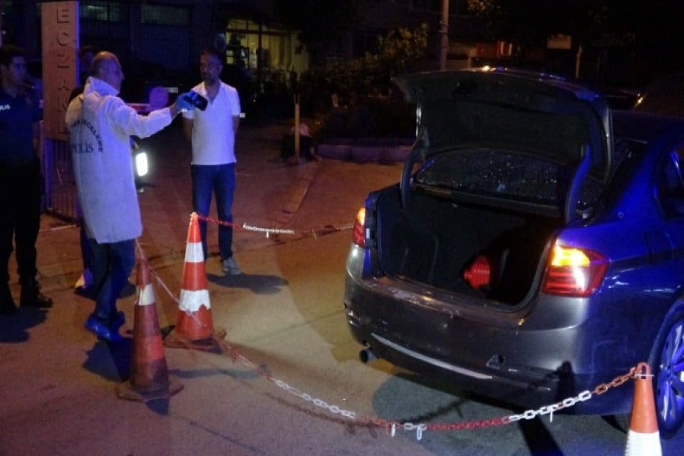 İzmir&rsquo;in Karabağlar il&ccedil;esinde, polis ekipleri &ccedil;alıntı olduğu değerledirilen bir otomobili