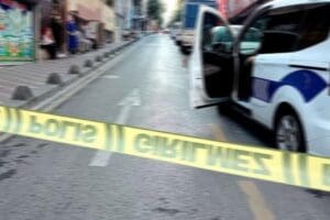 İzmir'in &Ccedil;iğli il&ccedil;esinde, 'dur' ihtarına uymayıp,&nbsp;hafif ticari ara&ccedil;la ka&ccedil;an&nbsp;3 ş&uuml;pheli