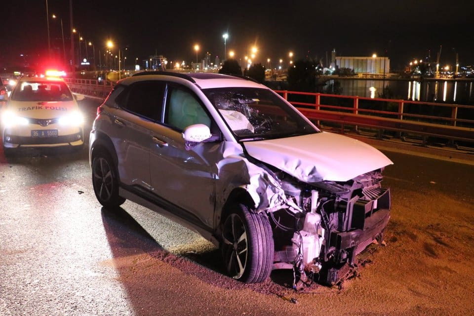 İzmir'in Konak il&ccedil;esinde trafik kontrol noktasında uygulamadan ka&ccedil;an alkoll&uuml; ve