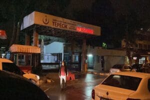 İzmir'in Konak il&ccedil;esinde, elinde pompalı t&uuml;fekle caddede duran bir kişi