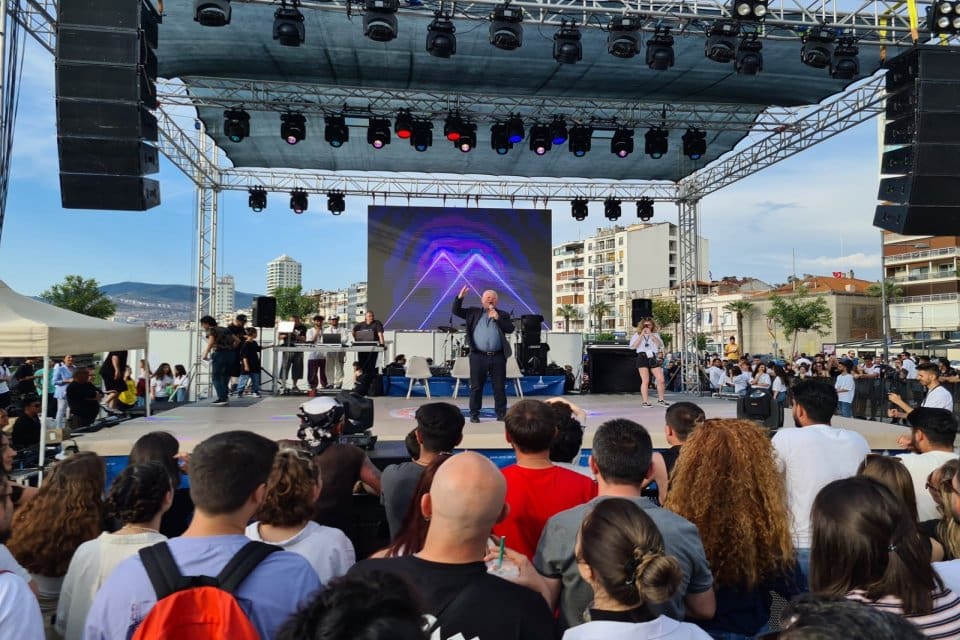 İzmir B&uuml;y&uuml;kşehir Belediyesi&rsquo;nin ev sahipliğinde, 19 Mayıs Atat&uuml;rk&rsquo;&uuml; Anma Gen&ccedil;lik