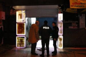 İzmir'in Konak il&ccedil;esinde bir kuyumcu d&uuml;kkanının vitrin camını kırıp, i&ccedil;eri