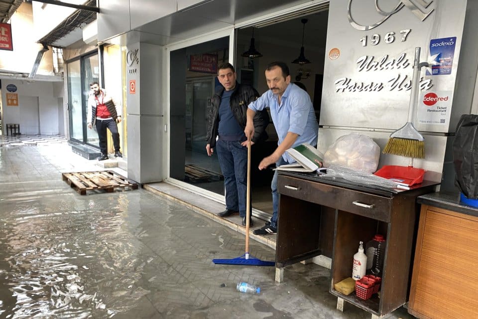 İzmir'de etkili olan sağanak, hayatı olumsuz etkilerken, tarihi Kemeraltı &Ccedil;arşısı'ndaki