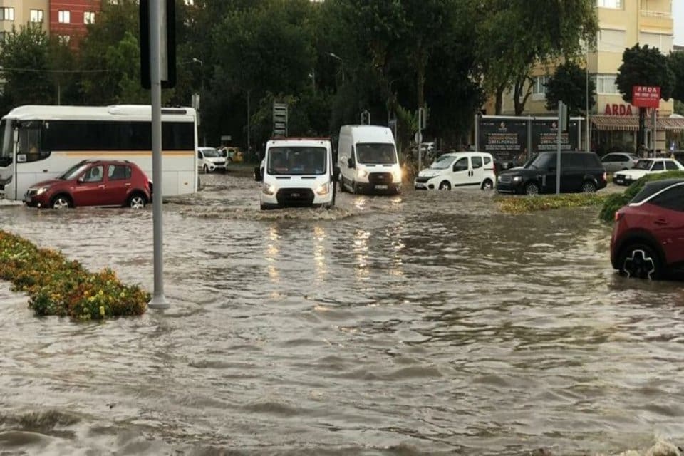 İzmir'de sağanak yağış nedeniyle bazı cadde ve sokaklarda su baskınları