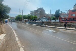 İZMİR'de etkili olan sağanakta, Yunusemre Deresi ve r&ouml;garlar taşarken, cadde