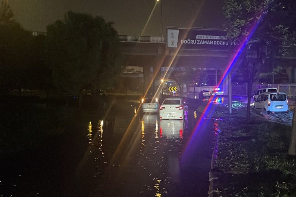 İzmir'de sağanak yağışın ardından kentin bir&ccedil;ok cadde ve sokaklarında oluşan