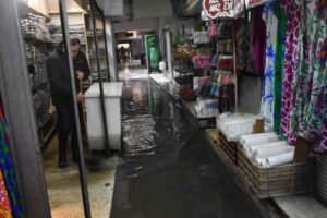 İzmir'de sağanak sonrası&nbsp;cadde ve sokaklarda su birikintileri oluştu. S&uuml;r&uuml;c&uuml;ler ve