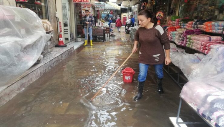 İzmir'de sağanak yağış çilesi!