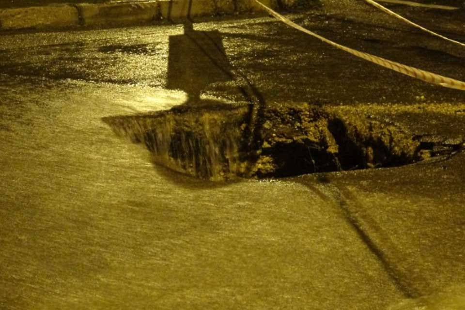İzmir'de etkili olan sağanak yağış nedeniyle cadde ve sokaklarda su