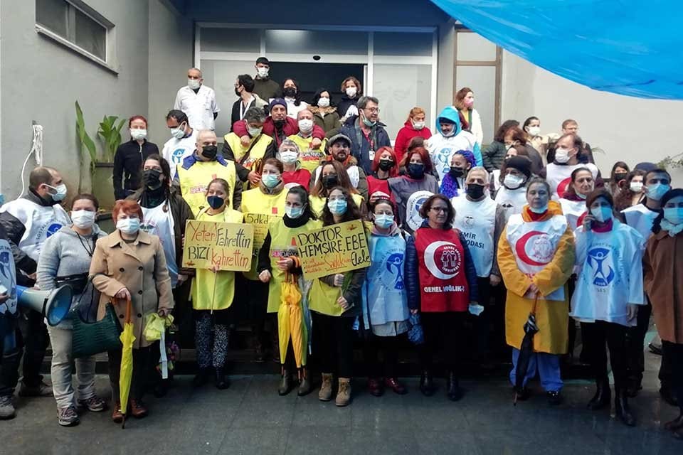 İZMİR'de sağlık &ccedil;alışanları 1 g&uuml;nl&uuml;ğ&uuml;ne iş bıraktı. &Ouml;zellikle pandemi ile