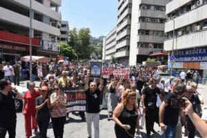 İZMİR&rsquo;de sağlık &ccedil;alışanları, Dr. Ekrem Karakaya'nın Konya&rsquo;da g&ouml;rev yaptığı hastanede