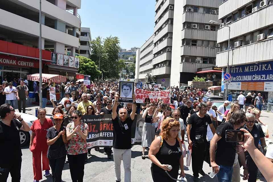 İZMİR&rsquo;de sağlık &ccedil;alışanları, Dr. Ekrem Karakaya'nın Konya&rsquo;da g&ouml;rev yaptığı hastanede