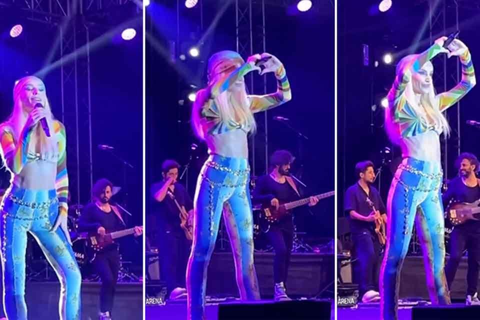 İzmir Arena'da ger&ccedil;ekleşen konserde sevilen şarkılarını seslendiren G&uuml;lşen, "Yurtta Aşk