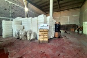 İZMİR'de, sahte i&ccedil;ki imalathanesine d&ouml;n&uuml;şt&uuml;r&uuml;len depoda, 25 bin litre etil