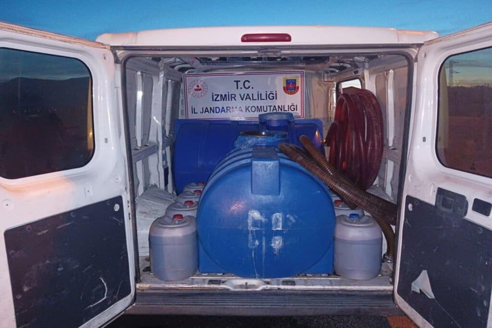 İzmir'in Kemalpaşa il&ccedil;esinde, minib&uuml;ste bidonlar i&ccedil;inde 2 bin 300 litre