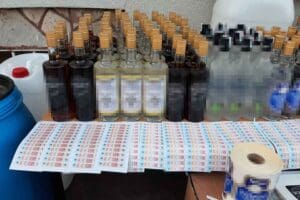 İzmir'in Kemalpaşa ve Seferihisar il&ccedil;elerinde d&uuml;zenlenen operasyonlarda bin litrenin &uuml;zerinde