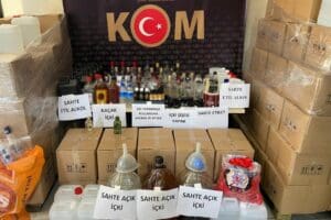 İzmir'de polisin d&uuml;zenlediği sahte i&ccedil;ki operasyonunda 24 ton 441 litre
