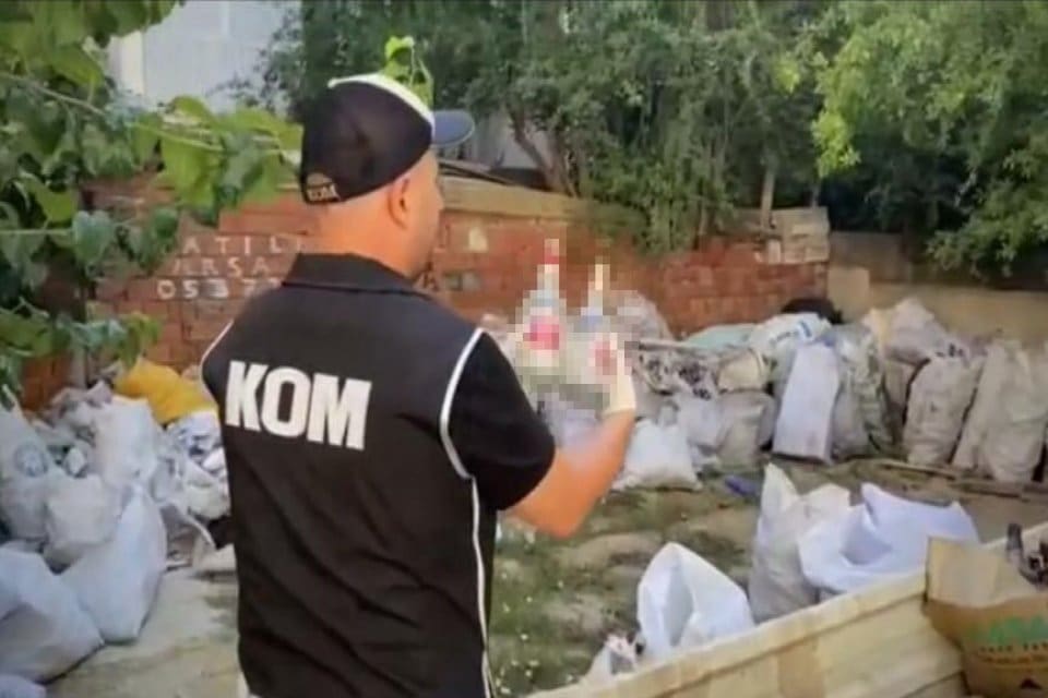 İZMİR'de boş alkol şişelerini toplayıp, merdiven altı i&ccedil;ki imalatı yaparak,