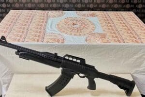 İzmir'de&nbsp;polisin d&uuml;zenlediği operasyonda piyasaya s&uuml;recekleri&nbsp; sahte paralarla yakalanan 2 ş&uuml;pheliden