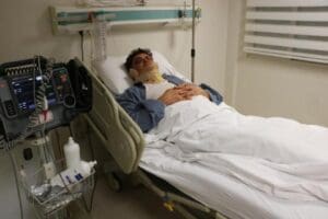 İzmir'in Torbalı il&ccedil;esinde, doktor Ekin H&uuml;rel G&uuml;nay, aracından indiği sırada