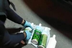 İzmir'in Kemalpaşa il&ccedil;esinde durdurulan otomobilde yapılan aramada, 4 ayrı şampuan