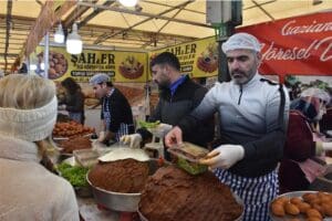 İZMİR'de d&uuml;zenlenen "Şanlıurfa Tanıtım G&uuml;nleri&rsquo;nde, y&ouml;reye &ouml;zg&uuml; lezzetler ve kent