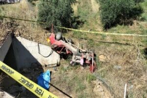 İzmir&nbsp;&Ouml;demiş'te şarampole devrilen otomobilin s&uuml;r&uuml;c&uuml;s&uuml; yaşamını yitirdi. &Ouml;demiş – Kiraz