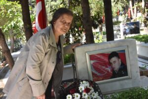 İzmir'de Ramazan Bayramı'nın ilk g&uuml;n&uuml; şehit yakınları Kadifekale Hava Şehitliği'ni