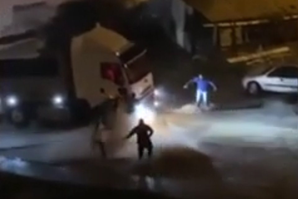 Selde bir kadın metrelerce sürüklendi. Yardım çığlığını duyan bekçiler TIR'a