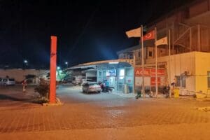 İZMİR'in Gaziemir il&ccedil;esinde, servis minib&uuml;s&uuml;n&uuml;n &ccedil;arptığı yaya kaldırıldığı hastanede yaşamını
