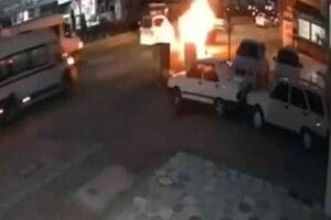 İzmir Karşıyaka'da seyir halindeki otomobil patlayarak alev aldı. Patlama sonrası