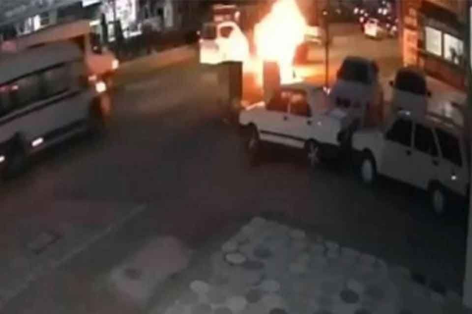 İzmir Karşıyaka'da seyir halindeki otomobil patlayarak alev aldı. Patlama sonrası