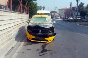 İzmir'in Konak il&ccedil;esinde, seyir halindeyken motor kısmından alev alan taksi,