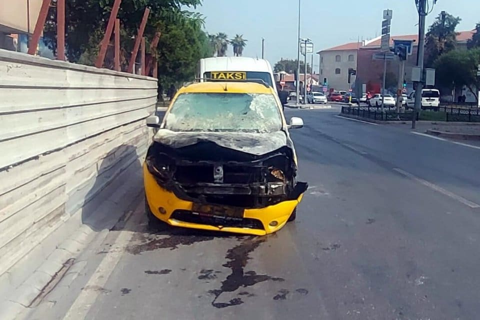 İzmir'in Konak il&ccedil;esinde, seyir halindeyken motor kısmından alev alan taksi,