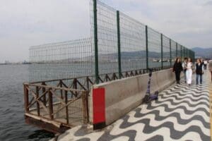 İzmir'de tuzlu deniz suyu ve olumsuz hava koşulları nedeniyle demir