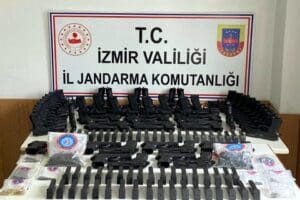 İzmir'in Karabağlar il&ccedil;esinde jandarmanın bir depoya d&uuml;zenlediği baskında 64 ruhsatsız