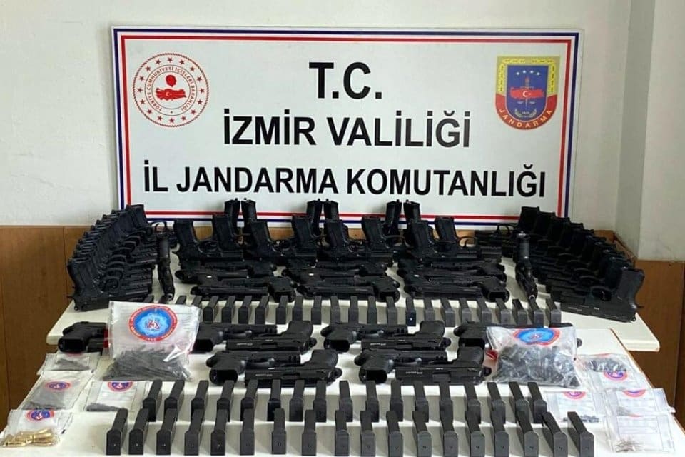 İzmir'in Karabağlar il&ccedil;esinde jandarmanın bir depoya d&uuml;zenlediği baskında 64 ruhsatsız