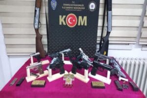 İzmir'in &Ouml;demiş ve Kiraz il&ccedil;esinde, polis ekiplerince d&uuml;zenlenen operasyonda kurusıkıdan