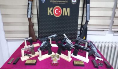 İzmir’de silah kaçakçılarına operasyon! Cephanelik gibi…