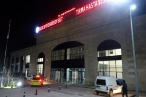 İzmir'de, kıraathanede &ccedil;ıkan, 2 kişinin &ouml;ld&uuml;ğ&uuml; silahlı ve bı&ccedil;aklı kavgayla