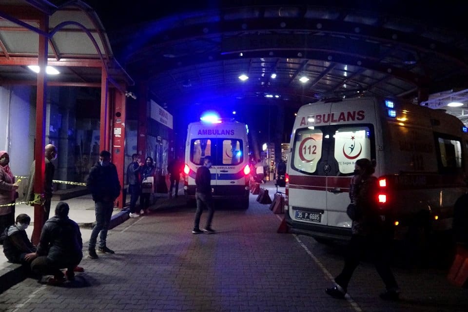 İzmir'in Konak il&ccedil;esinde, husumetli iki grup arasında &ccedil;ıkan silahlı &ccedil;atışmada