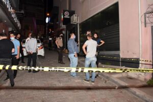 İzmir'in Konak il&ccedil;esinde d&ouml;vme yapılan işyerine, bir grup tarafından pompalı