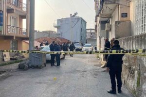 İzmir'in Bayraklı ilçesinde, aralarında husumet bulunan iki kişi arasında çıkan