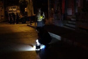 İzmir'in Bayraklı il&ccedil;esinde, kavga ettiği kişilere tabanca ile ateş a&ccedil;an