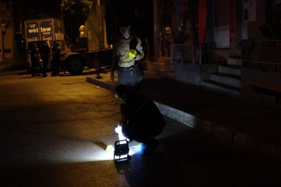 İzmir'in Bayraklı il&ccedil;esinde, kavga ettiği kişilere tabanca ile ateş a&ccedil;an