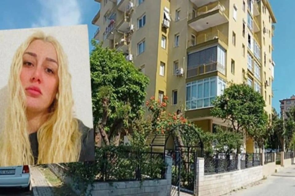 İzmir'in Bayraklı il&ccedil;esinde eğlence mekanlarında şarkı s&ouml;yleyen Ayşe Ay&ccedil;i&ccedil;ek (34),