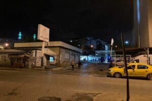 İzmir'in Konak il&ccedil;esinde, sokakta silahlı saldırıya uğrayan Serkan K. ağır