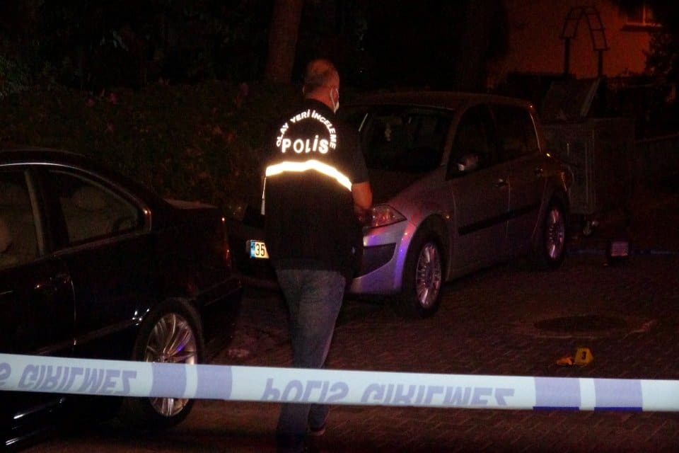İzmir'in Karabağlar il&ccedil;esinde, arkadaşlarına misafirliğe giden Serdar Maya (29) evine