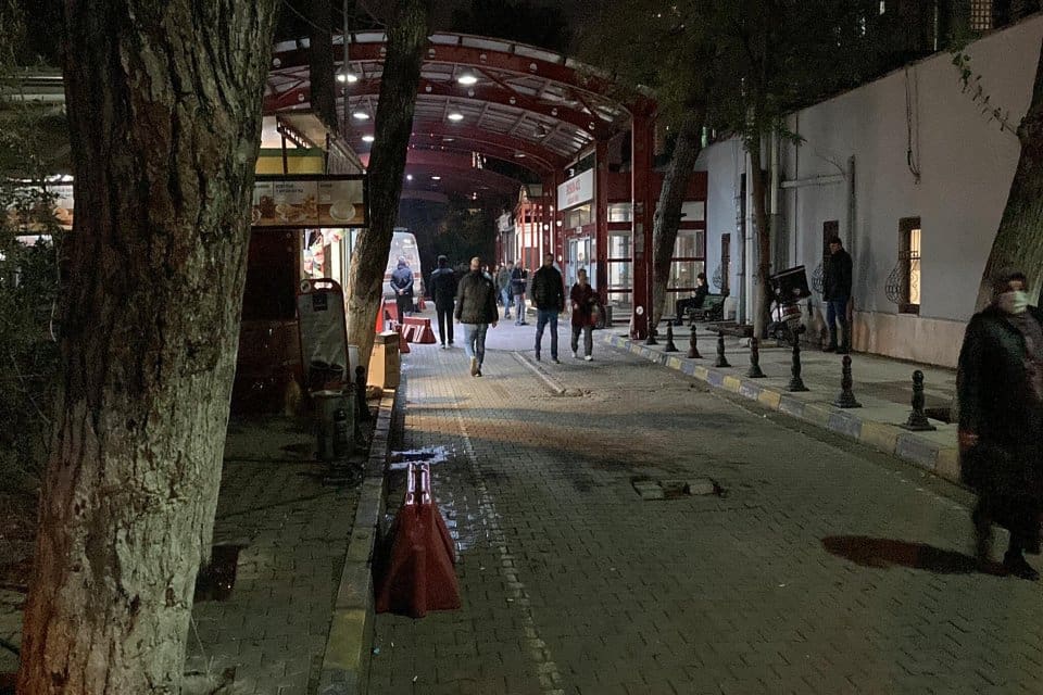 Buca il&ccedil;esinde Serkan Saltık (41), park halindeki minib&uuml;s&uuml;ne bineceği sırada